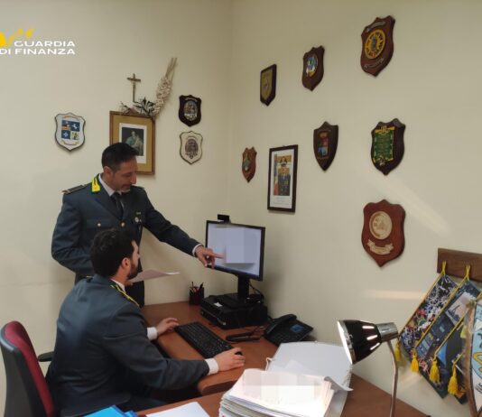 Truffa e falsità in atti pubblici da pubblici ufficiali, interdetti 2 medici