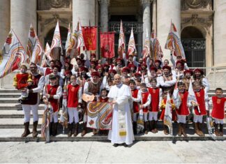 Sbandieratori di Cava ricevuti in Vaticano da Papa Leone