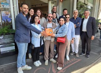 Due defibrillatori donati alla città da:“My English School Salerno” e dai Club Rotaract salernitani, in collaborazione con il “Rotary Club Salerno” e con le associazioni “A Casa di Andrea” e “Arechi Business Club”. Sono stati installati presso la “Farmacia Colucci” di Via Arce e presso la “Pasticceria Mancini” al “Parco Arbostella”.