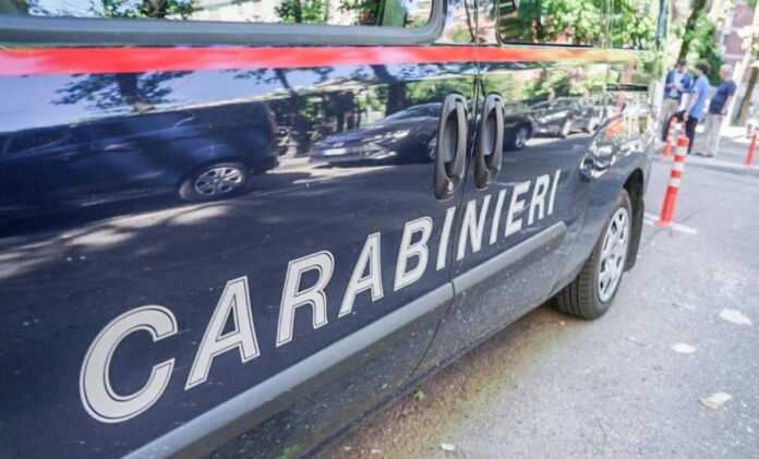 Morto per una ferita alla gamba ad Arezzo, indagata la moglie per omicidio: al setaccio i telefoni