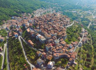 Cinque artisti trasformano il borgo di Sanza in un museo a cielo aperto