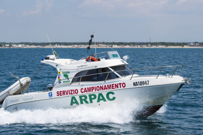 battello-spiaggia-ArpaCampania-3x2.OK_-1024x683