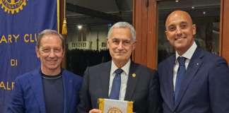 Tra stelle deviate e GPS: il viaggio della relatività raccontato dal Professor Antonio Ereditato al “Rotary Club Salerno”. Ricordato il dottor Bruno Ravera.