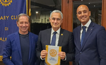 Tra stelle deviate e GPS: il viaggio della relatività raccontato dal Professor Antonio Ereditato al “Rotary Club Salerno”. Ricordato il dottor Bruno Ravera.