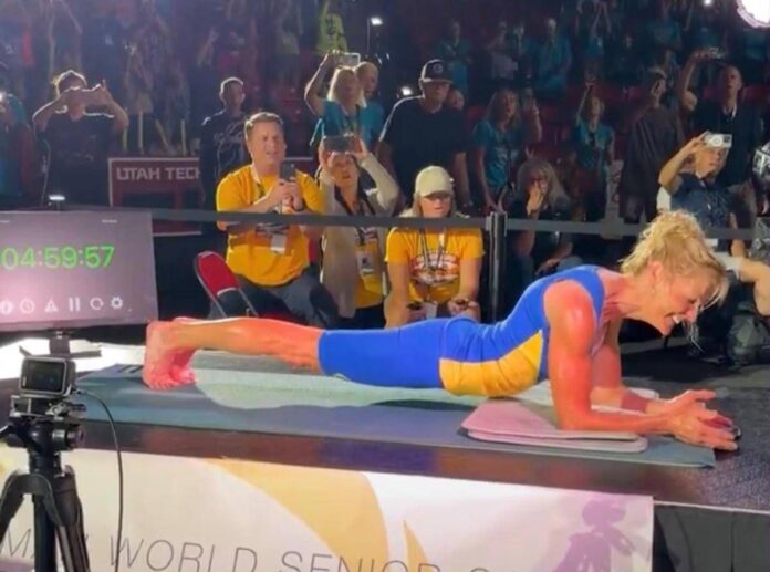 Cinque ore di… plank, ‘super’ atleta di 61 anni stabilisce il nuovo record del mondo