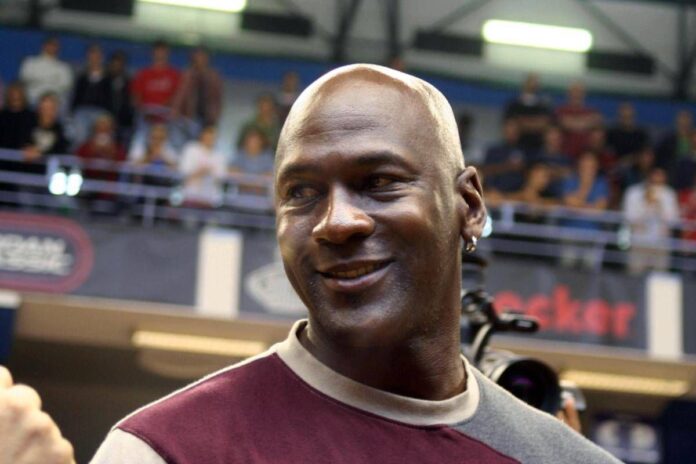 Nba, la canotta indossata da Jordan in Gara-3 delle Finals ’98 venduta all’asta per 12,3 milioni
