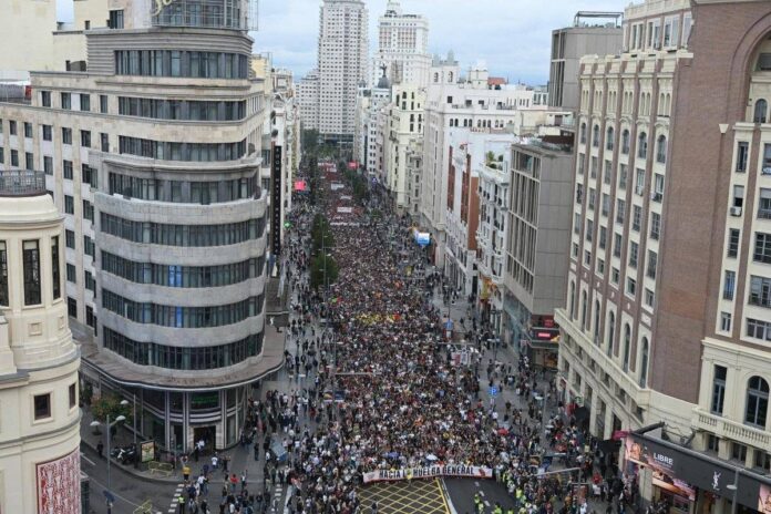 Spagna, avanti con la protesta: decine di migliaia in piazza per il diritto alla casa. Il sindacato: “Presto storico sciopero generale”