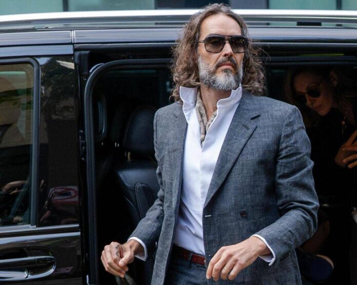 “Spietato e calcolatore con un insaziabile appetito sessuale”: le durissime accuse in tribunale a Russell Brand