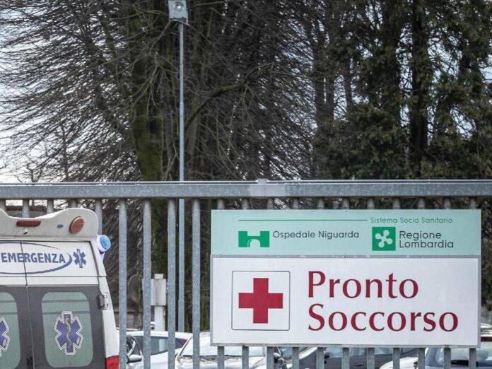 Trovato neonato abbandonato in un sacchetto della spesa a Cinisello, trasportato in codice rosso in ospedale