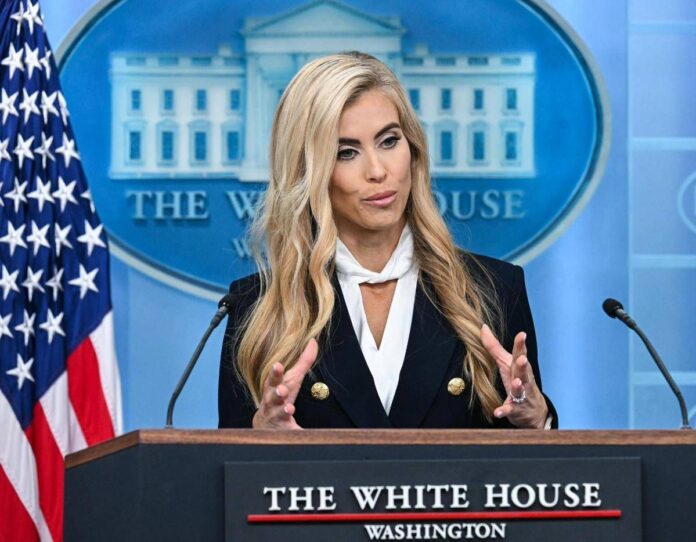 Trump, la nuova portavoce Katie Zacharia si presenta: solo 3 domande e un lapsus