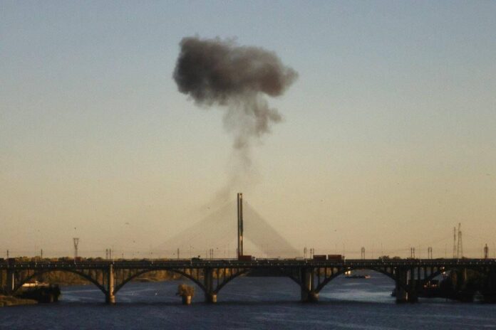 Ucraina, Russia colpisce un altro ponte a Kiev. Il sindaco: “Gli attacchi stanno distruggendo la città”