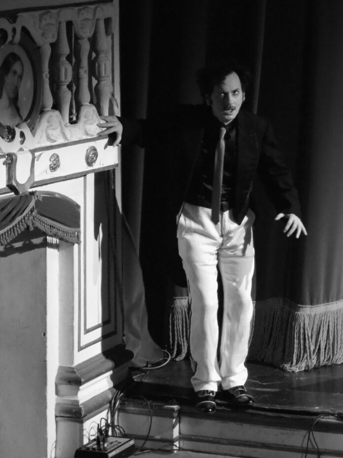 al-teatro-serra-di-napoli-va-in-scena-unalampa-di- UNALAMPA Roberto Azzurro