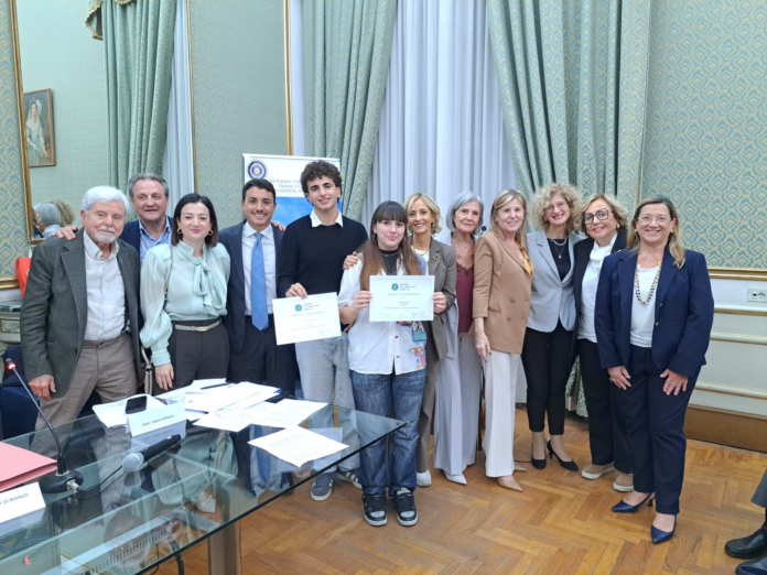 gruppo con attestati