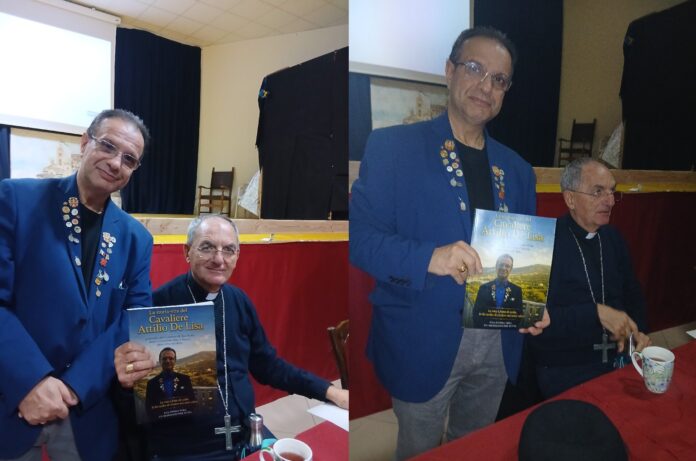 il-cav-de-lisa-dona-la-sua-autobiografia-al-vescov Cav. De Lisa autobiografia