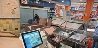 scaffali vuoti nei supermercati