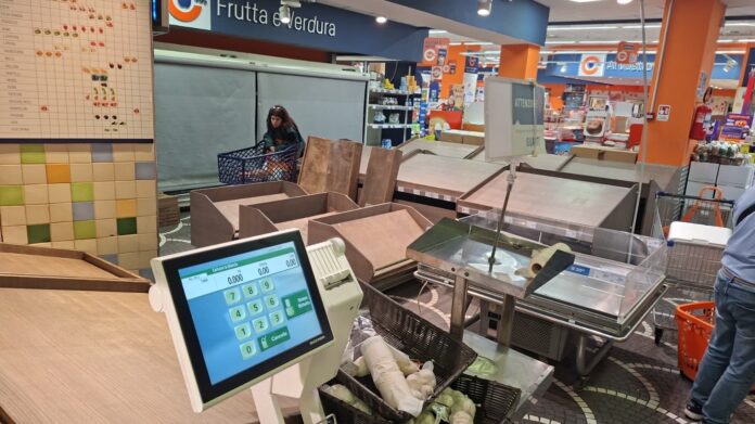 supermercati-vuoto-salerno scaffali vuoti nei supermercati